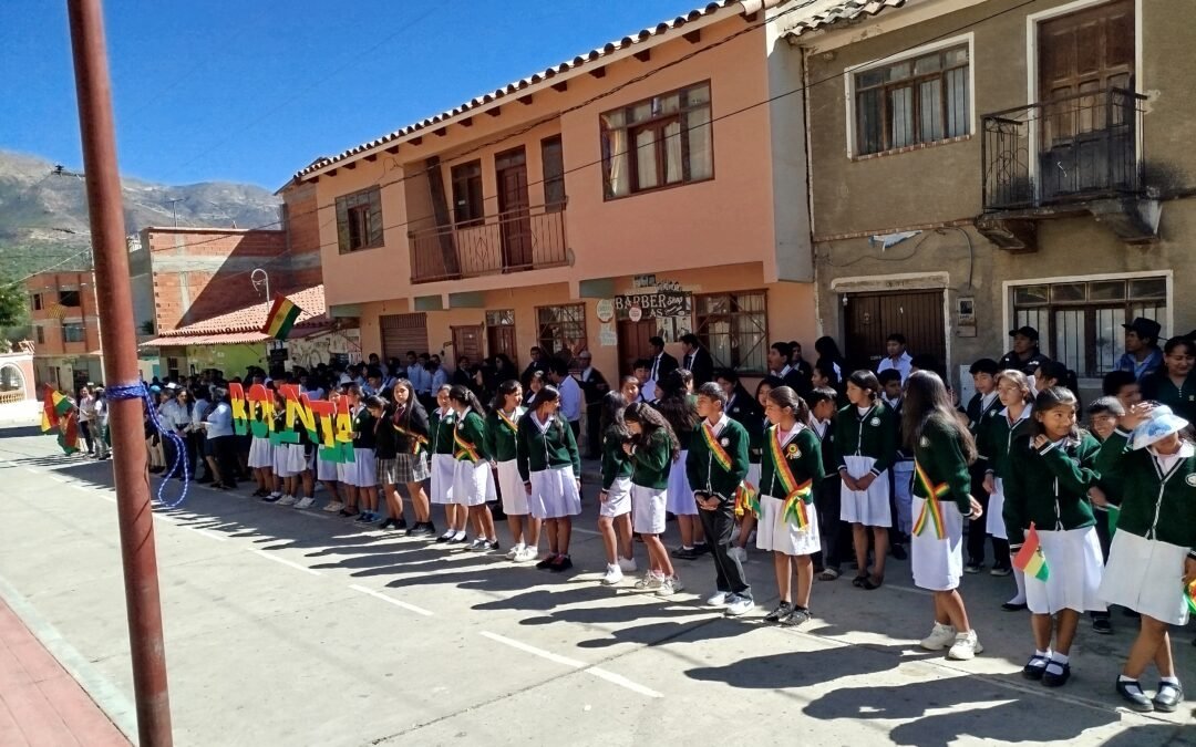 Conmemoración del 25 de mayo en la Unida Educativa Antonio José de Sucre- Icla